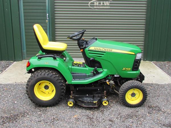 John Deere X748 SOLD