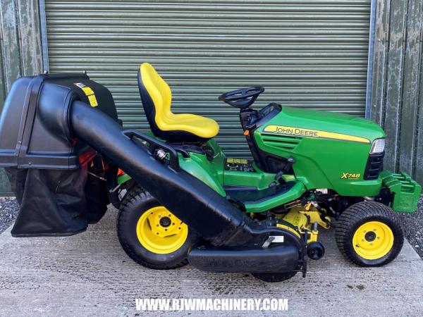 *SOLD* John Deere X748